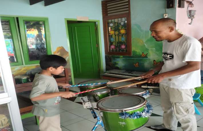 Semangat Belajar Drum Tom Di Ekskul Drumband