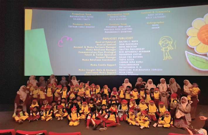 Memperingati Hari Pendidikan Nasional dengan Menonton Film Bareng TK dan KB Al Irsyad 02 Cilacap