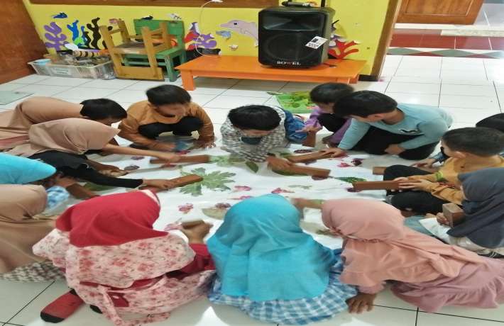 Bermain sembari Belajar Kegiatan Ecoprint TK dan KB AL IRSYAD 02 