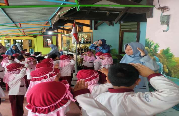 Melatih kedisiplinan anak didik melalui kegiatan upacara bendera