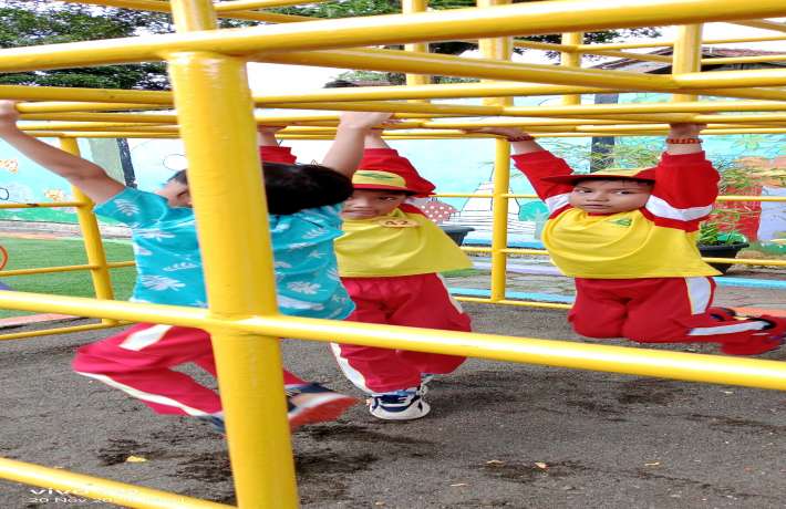 Asyiknya bermain bergelantung di TK dan KB Al Irsyad 02 Cilacap