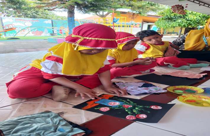 Keseruan Bermain Finger Painting 