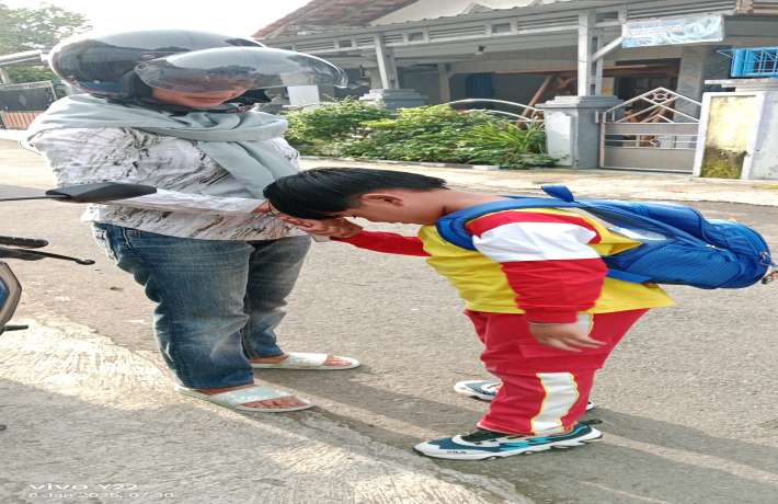 Tradisi Cium Tangan Sebelum Memasuki Gerbang ke Sekolah