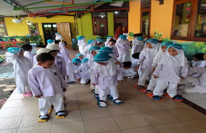 Permainan Bakiak menjadi sumber kreativitas dan ketrampilan motorik anak usia dini