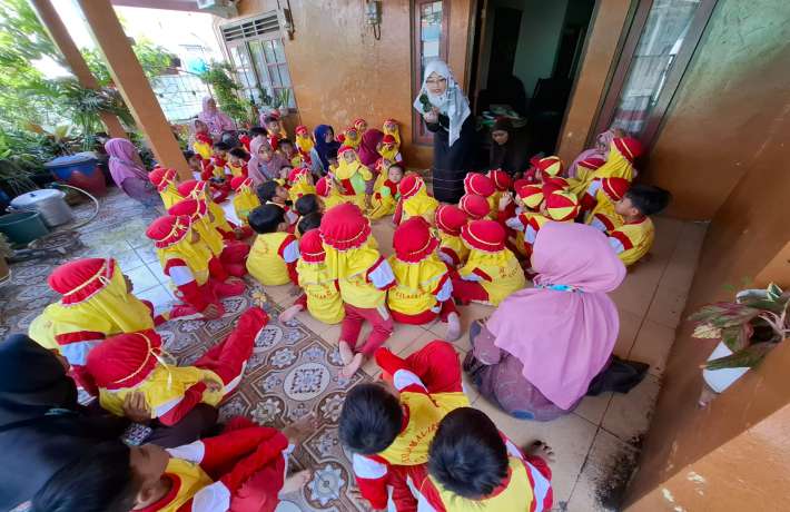 Outing Class Membuat Lemper di Leman House