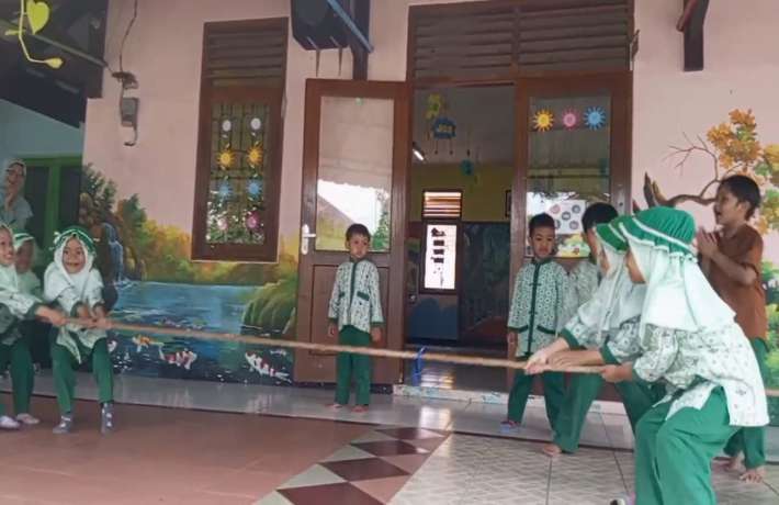 Kegiatan Tarik Tambang di TK dan KB Al Irsyad 02 Cilacap