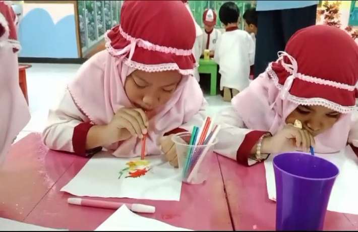 Seni Meniup Warna dengan Sedotan
