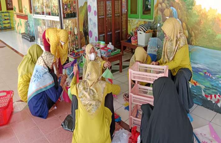 Bersih-bersih Sekolah Bersama Menyambut Tahun Ajaran Baru