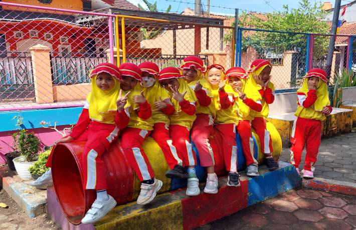 DUNIA ANAK SENANG BERMAIN DI LUAR