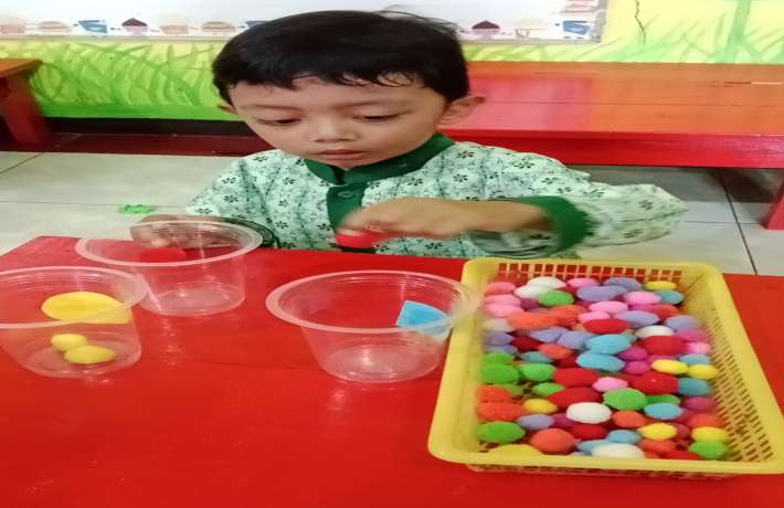 Kegiatan Mengelompokkan Pom pom Sesuai WarnaSesuai 